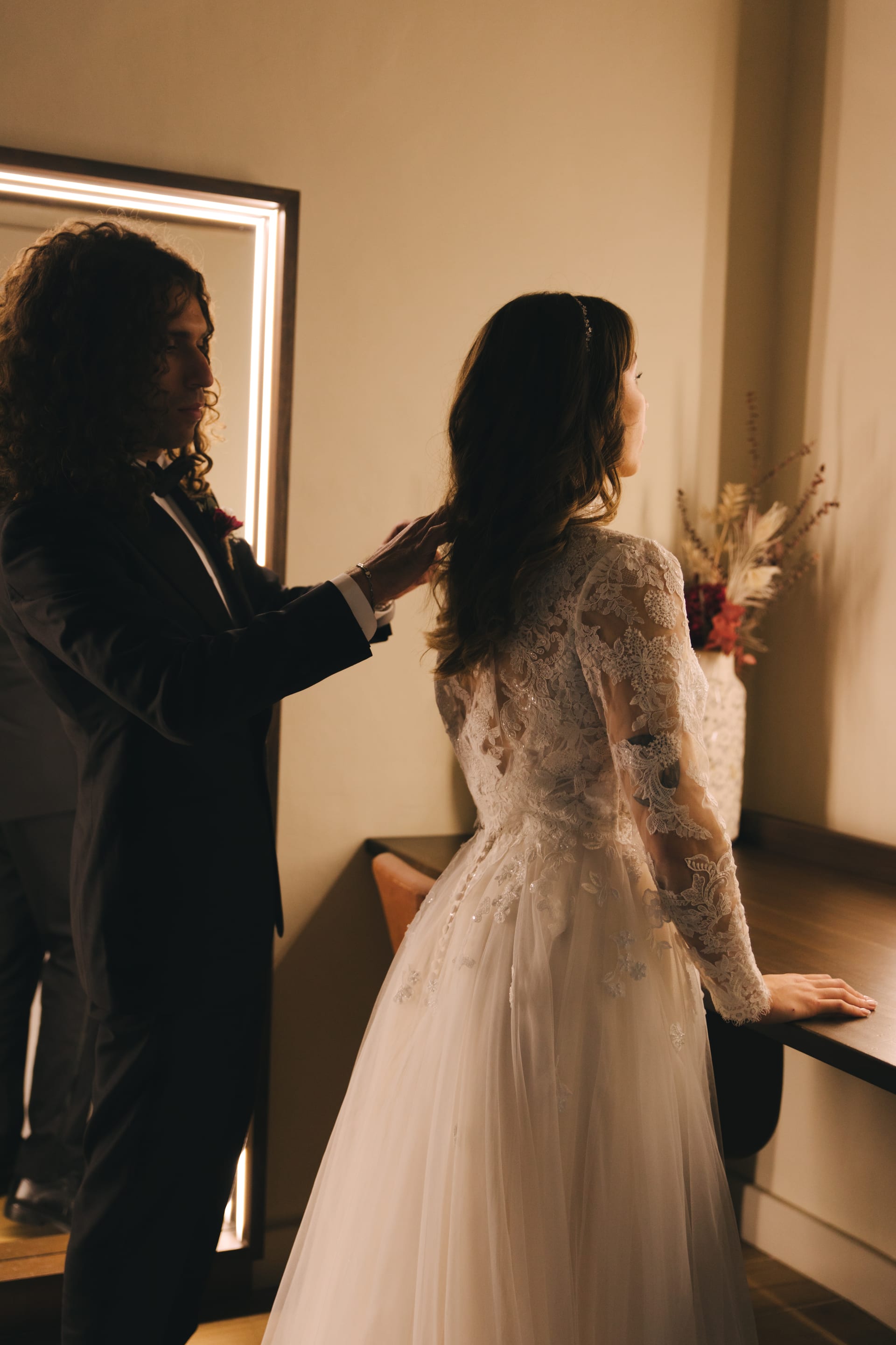 Los últimos retoques al vestido delante de la ventana