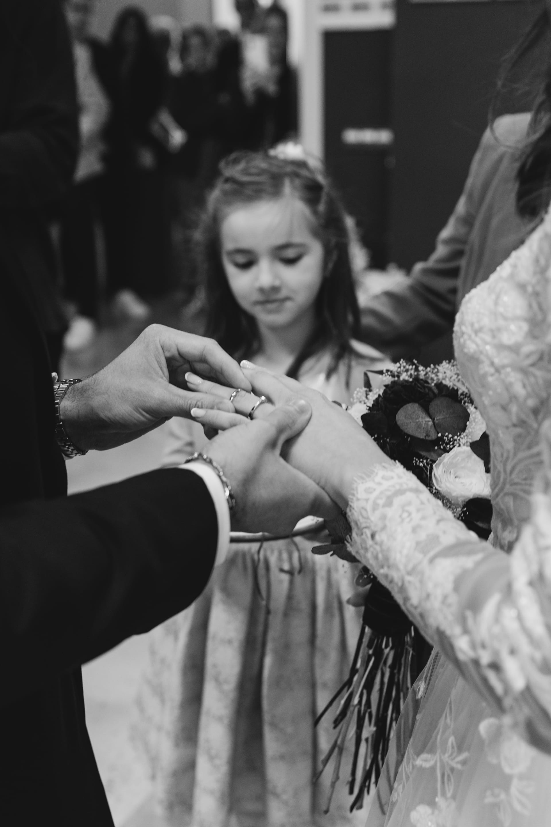 El intercambio de anillos, con una niña mirando muy de cerca