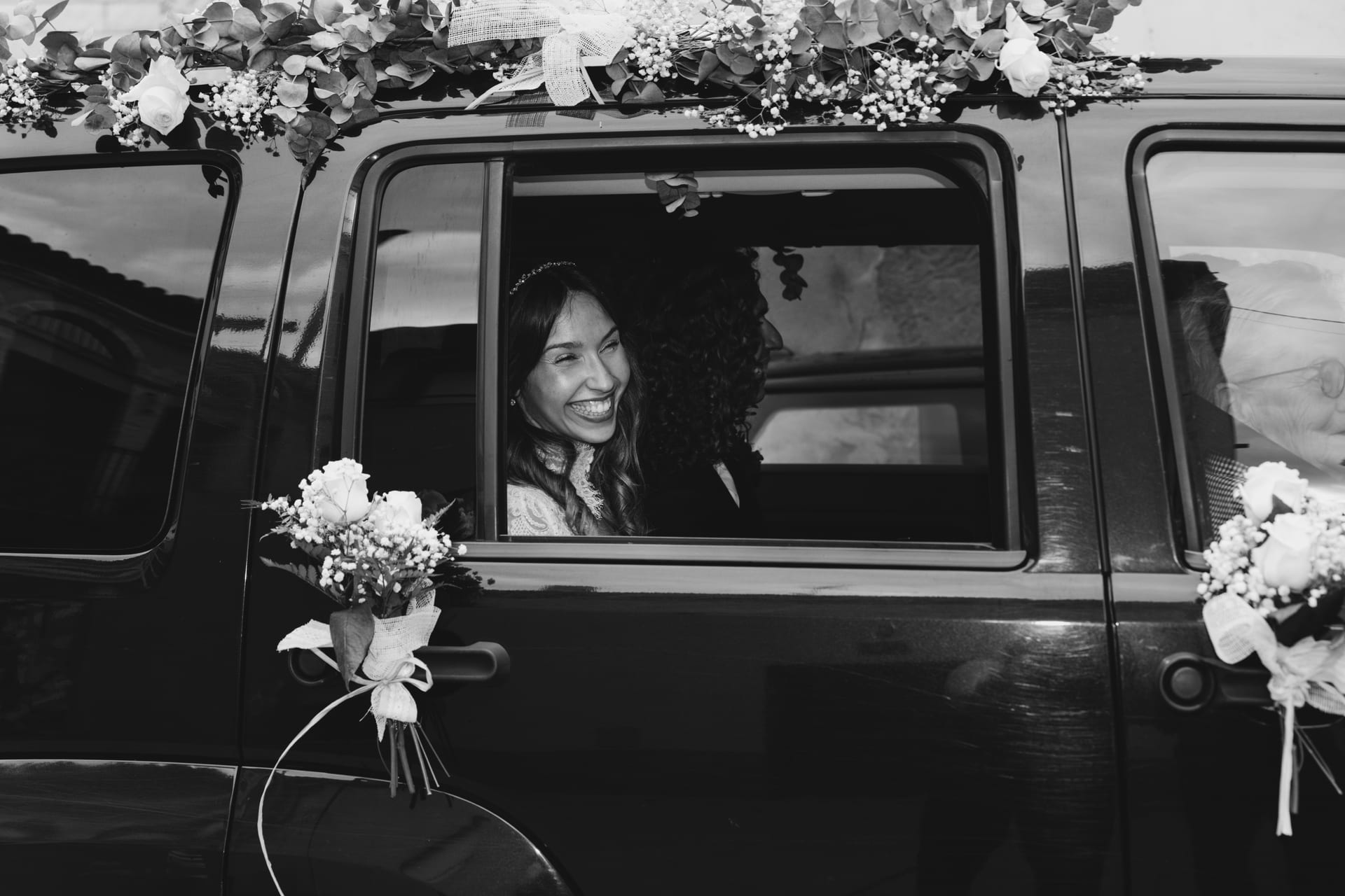 El coche adornado con flores, esperando a la salida