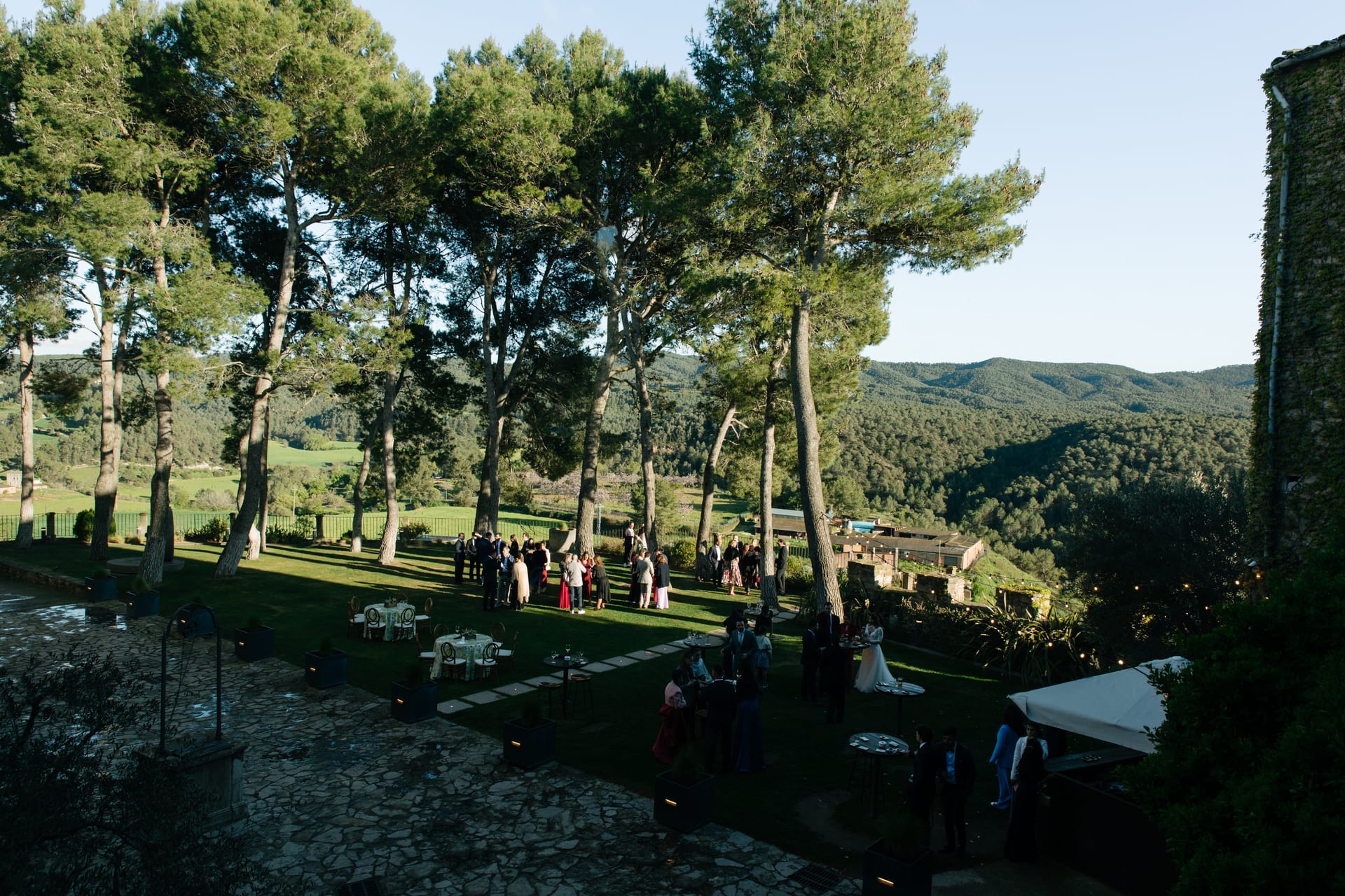 El jardín del Castell de Tous, con los pinos altos y los invitados