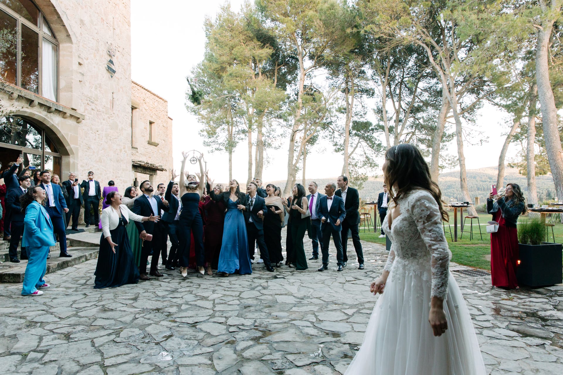 El patio del castillo lleno de invitados