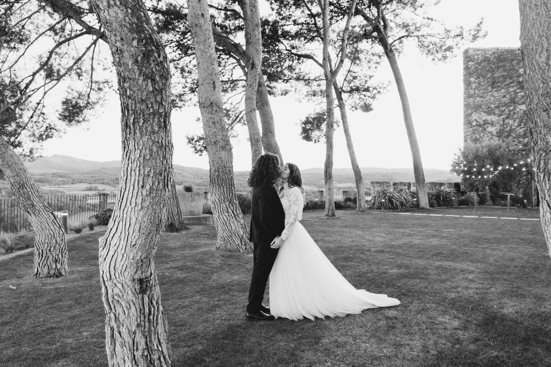 La pareja entre los pinos del jardín, en blanco y negro