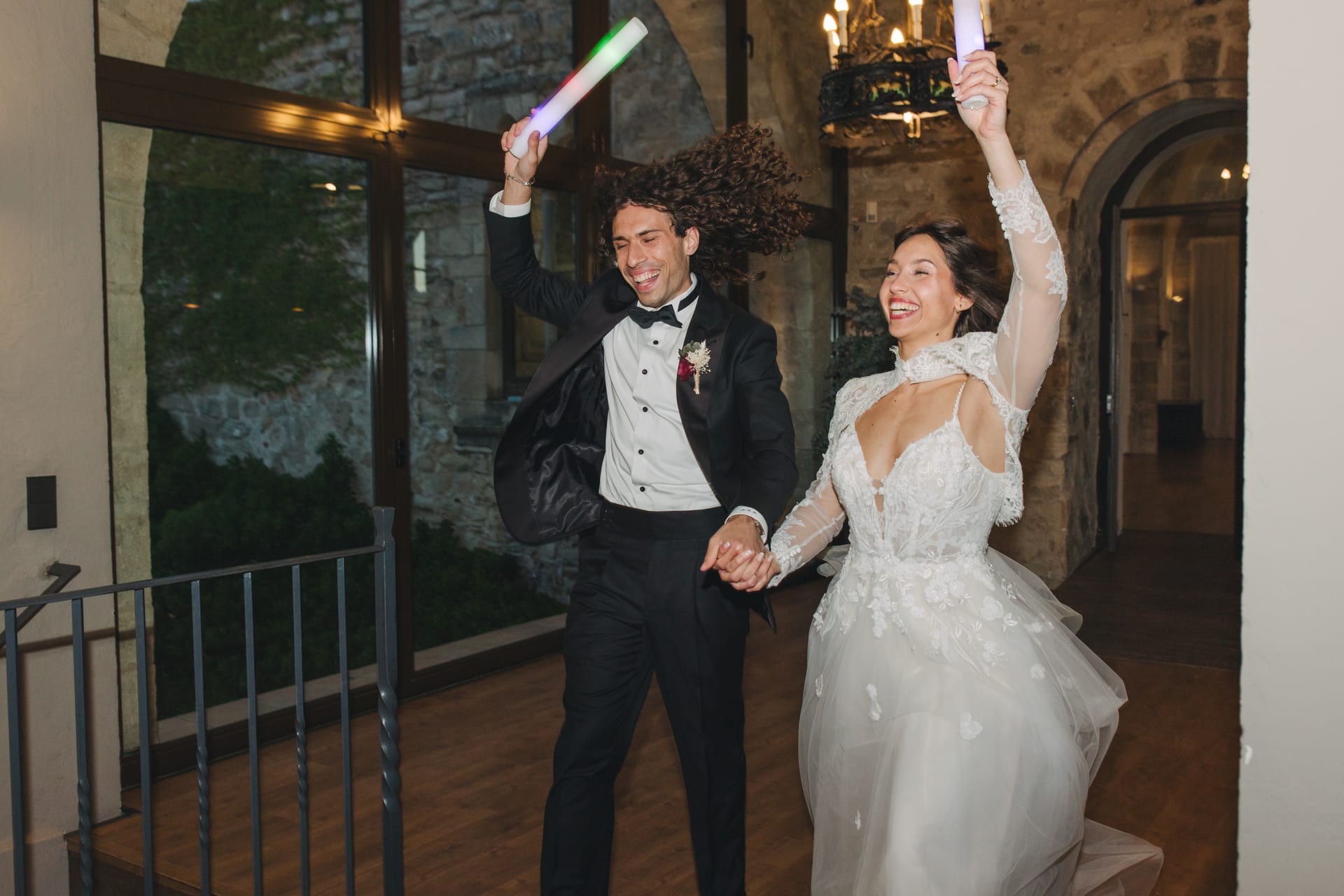 La entrada a la cena, cogidos de la mano