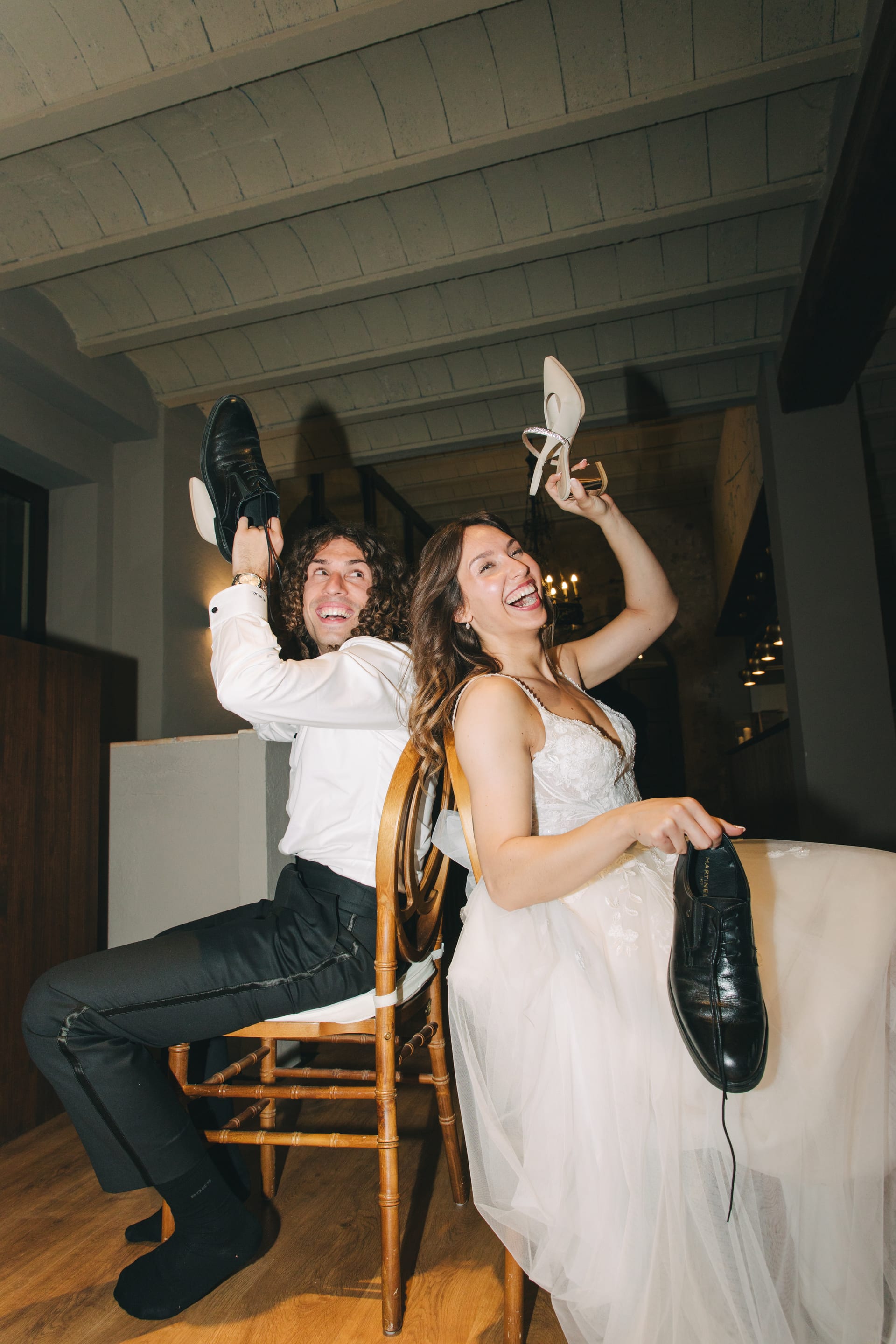 Riendo sentadas en las sillas, con los zapatos fuera