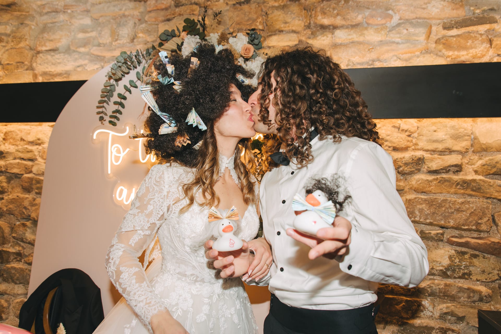 Un beso en el photocall, con coronas de flores
