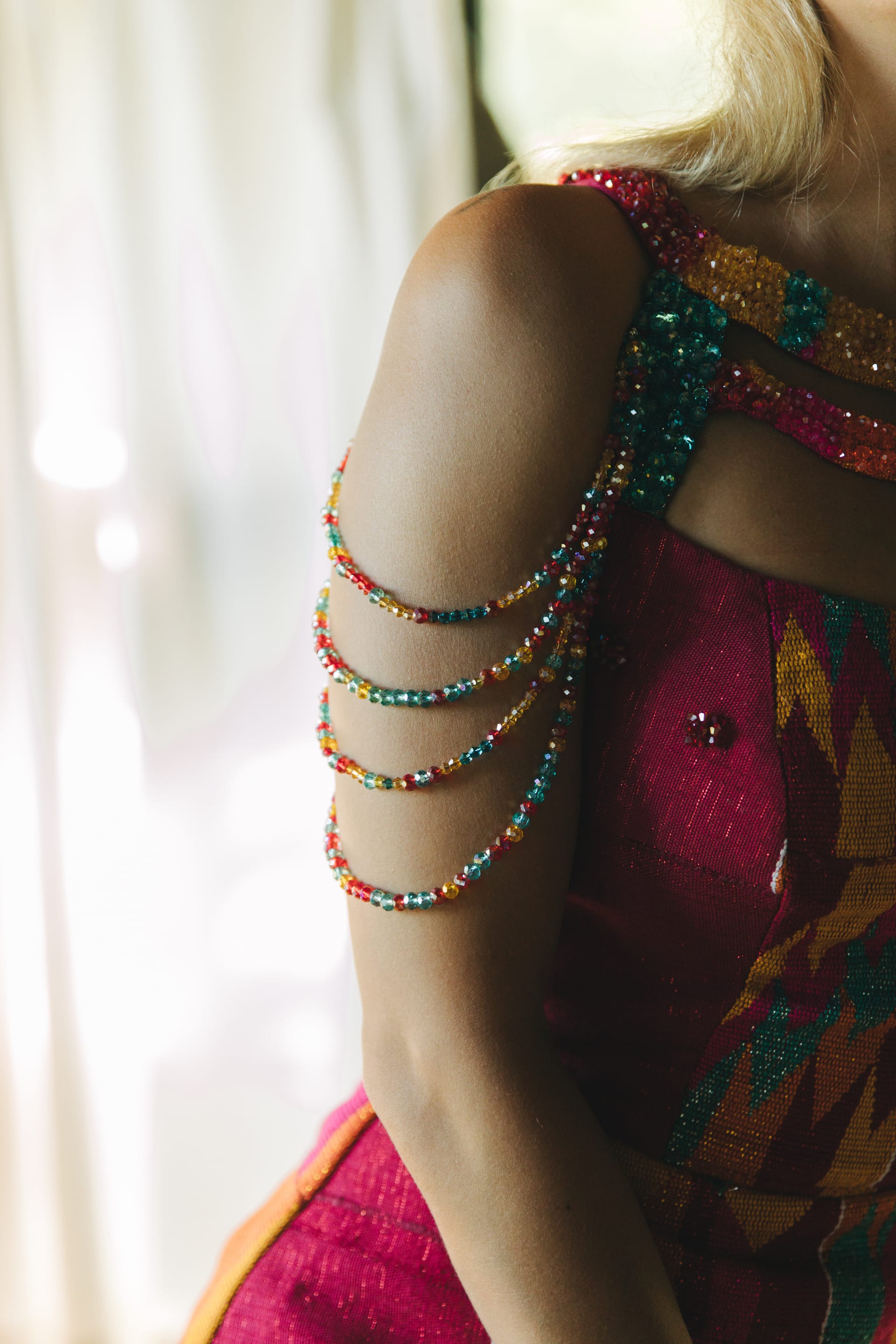 Detalle del hombro de un vestido ghanés bordado con cuentas de colores
