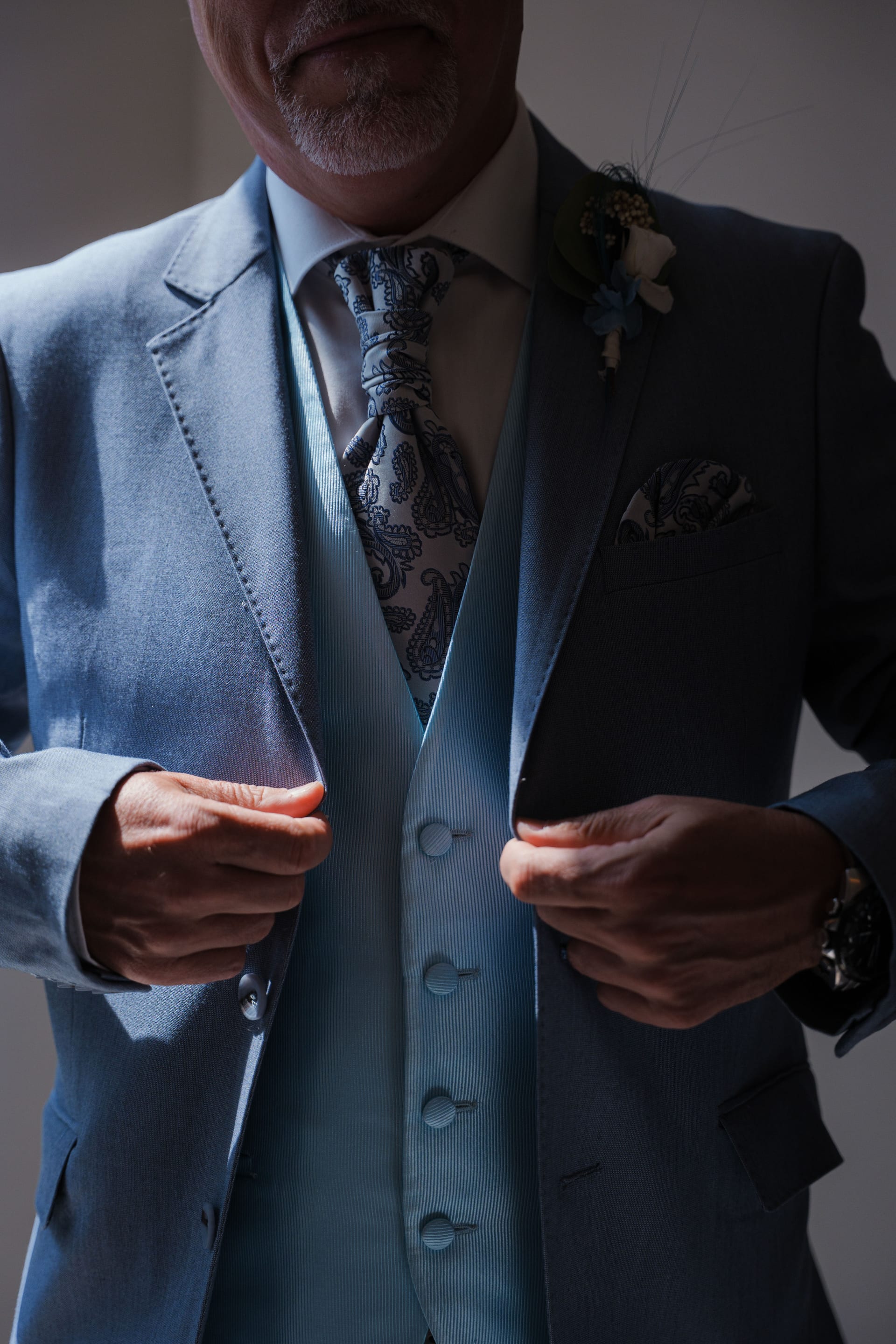 Abrochándose el chaleco del traje
