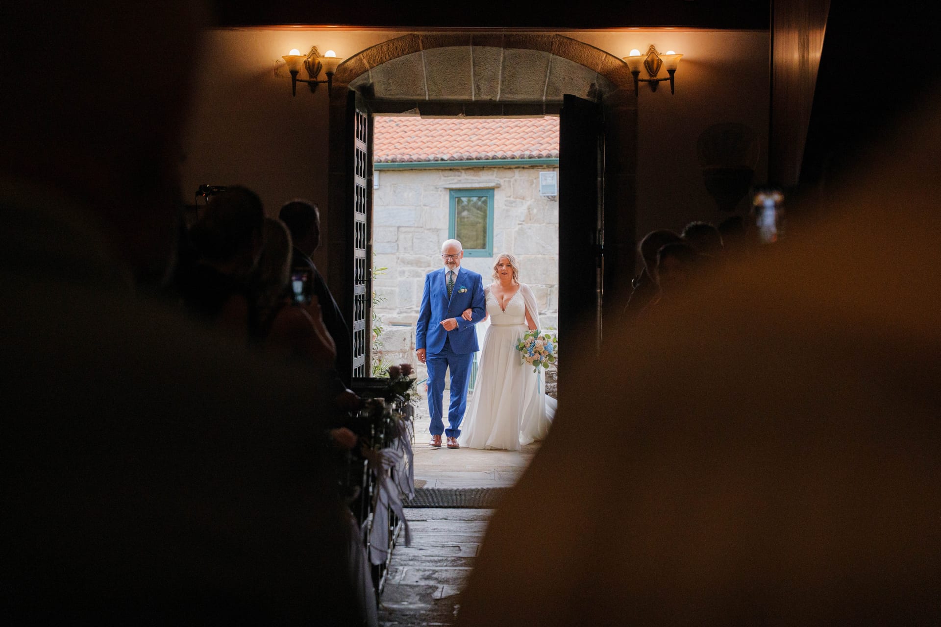 La novia y su padre en la puerta de la iglesia