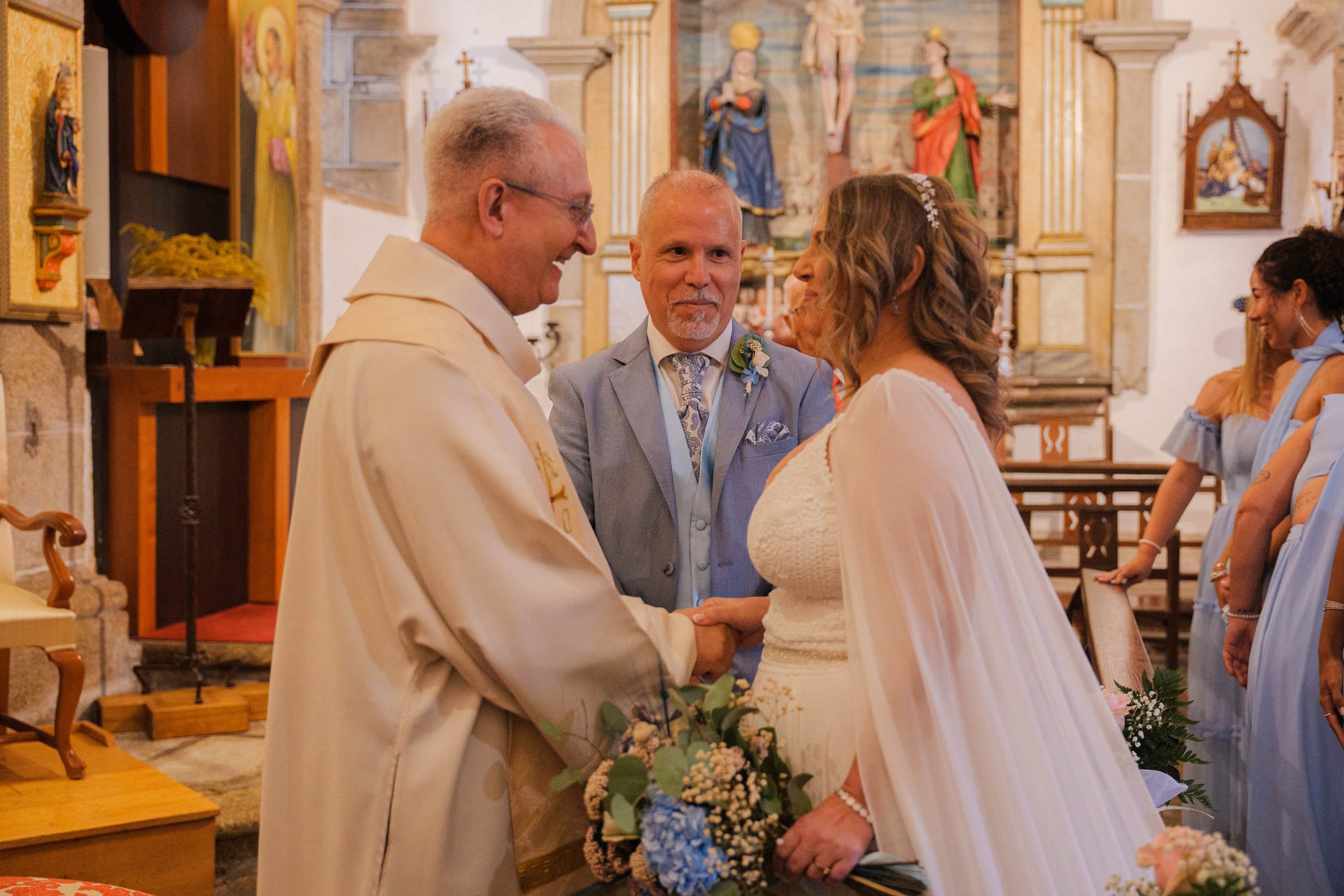 David y Yolanda ante el altar