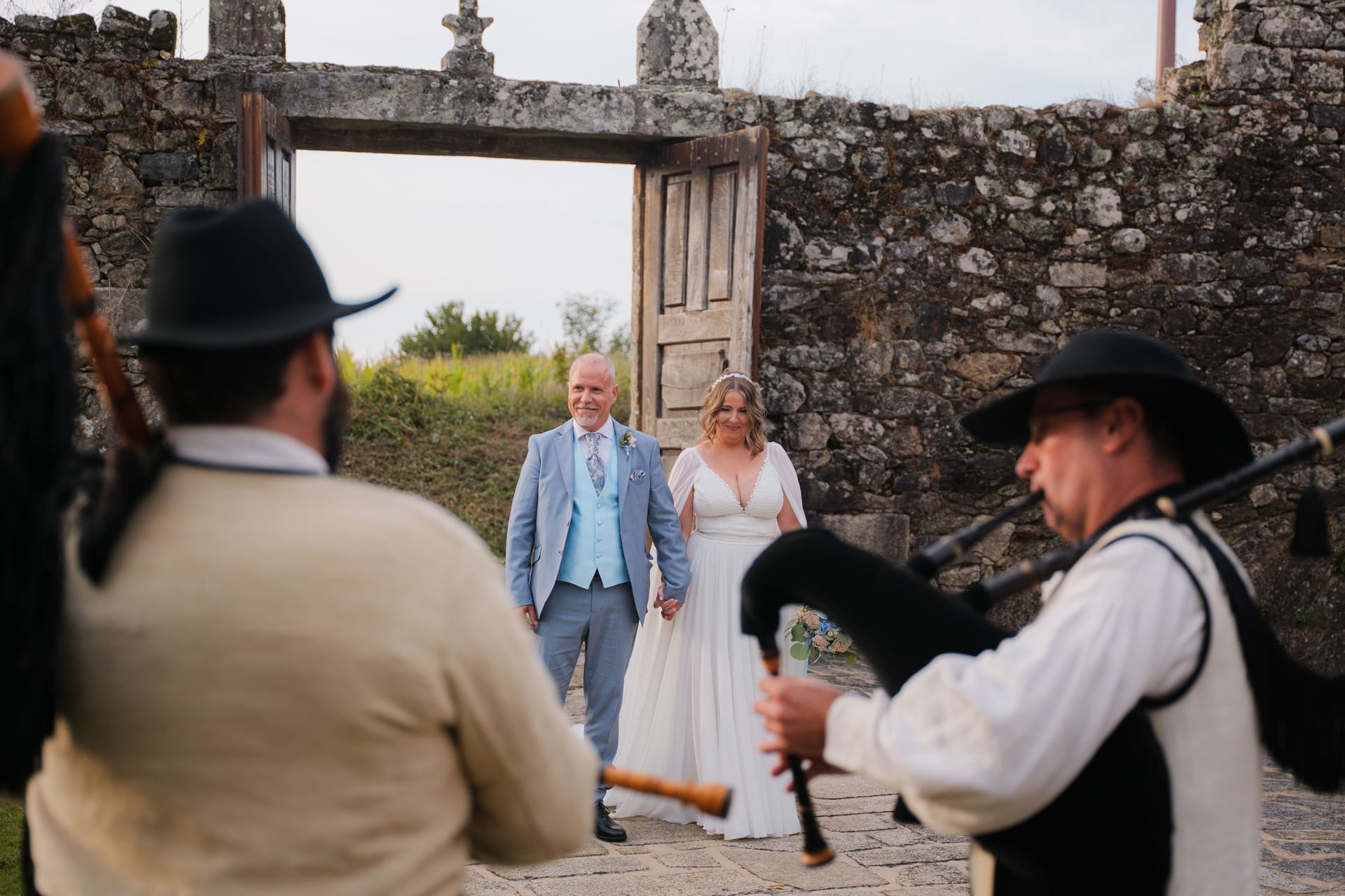 Los gaiteros recibiendo a los novios a la entrada del pazo