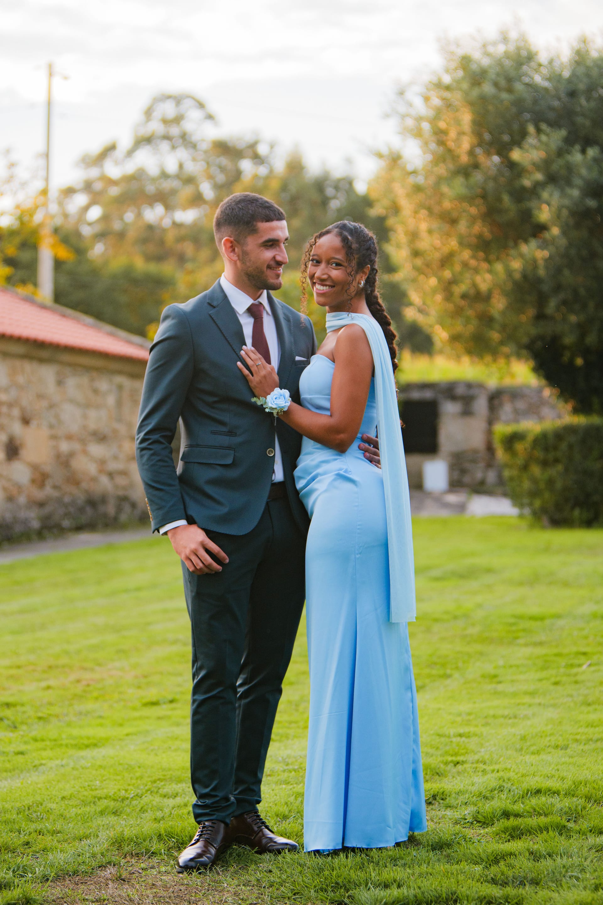 Una pareja de invitados en el césped