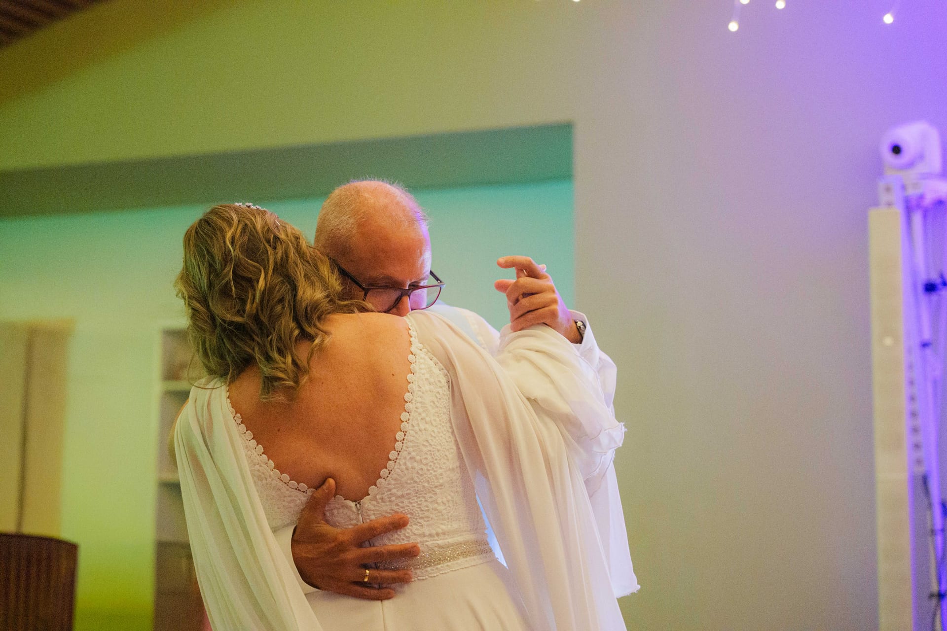 El baile de los novios, abrazados