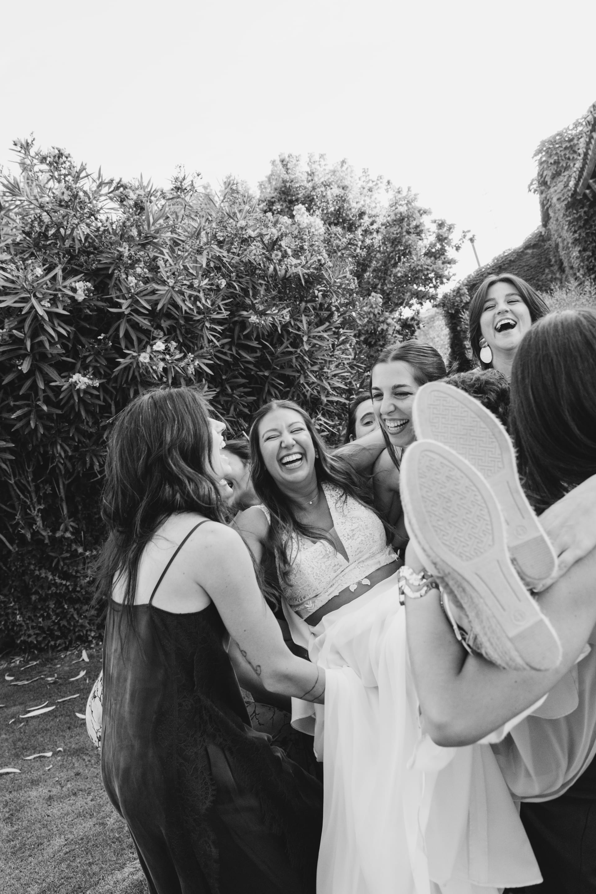 Una abraçada de grup amb la núvia