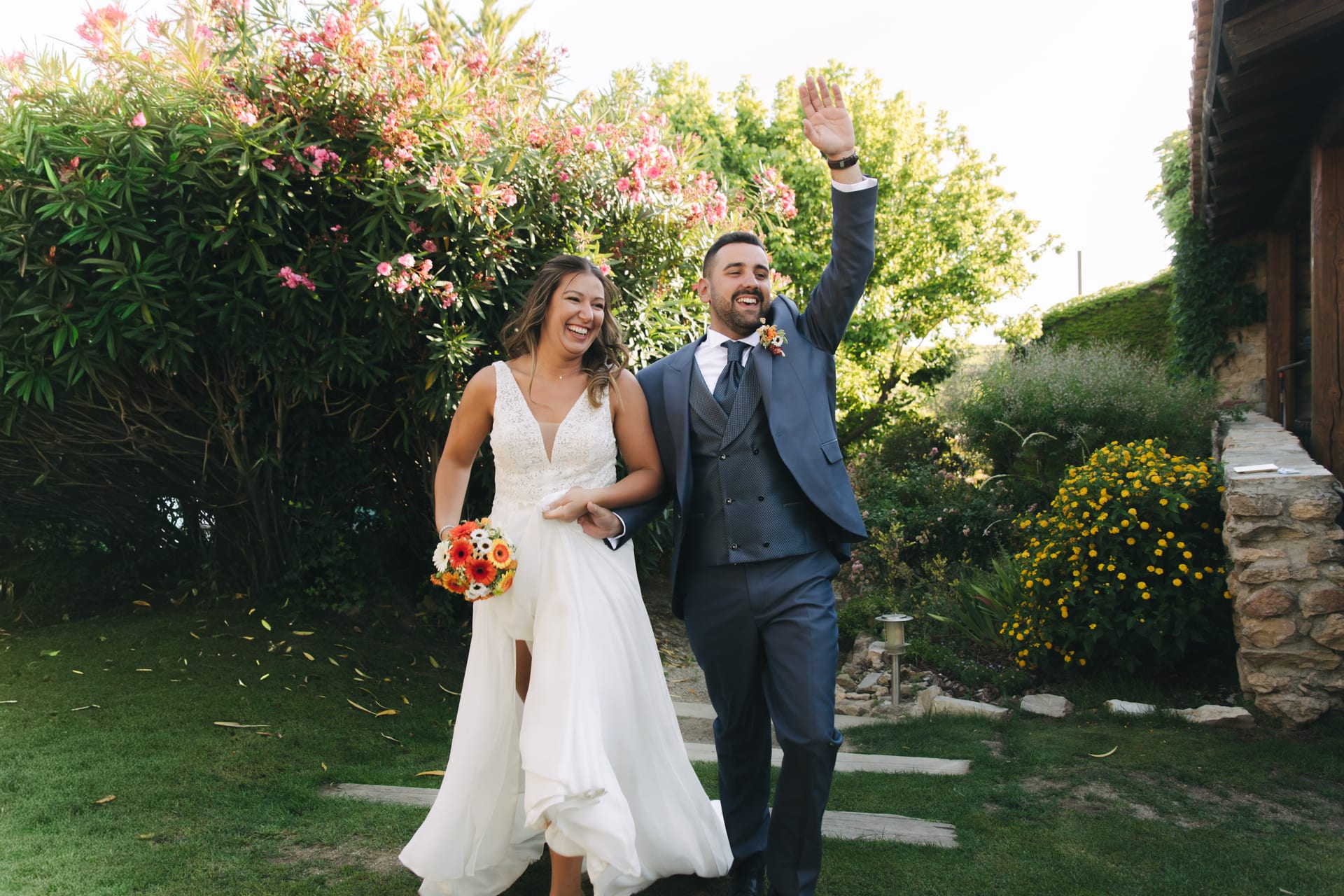 Els nuvis celebrant just després de casar-se
