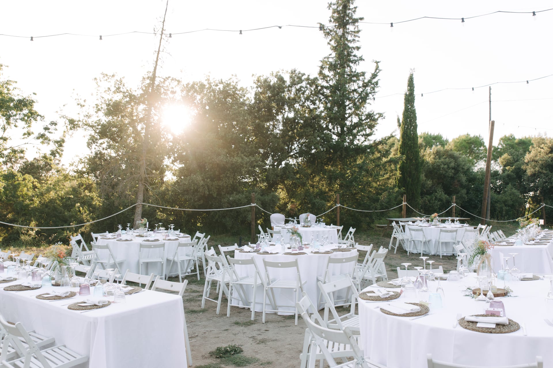 El sopar preparat al jardí a l'hora daurada
